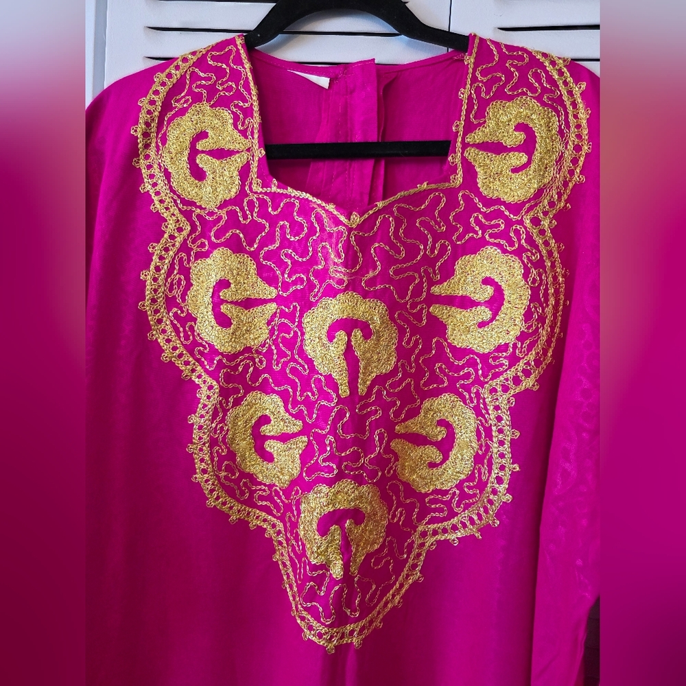 Stunning fuchsia kaftan (caftan) featuring intricate gold embroidery - Picture 5 of 11